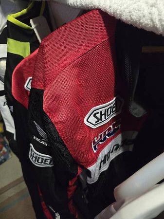 giacche,  pantaloni,  scarpe,  guanti da moto nuovi 