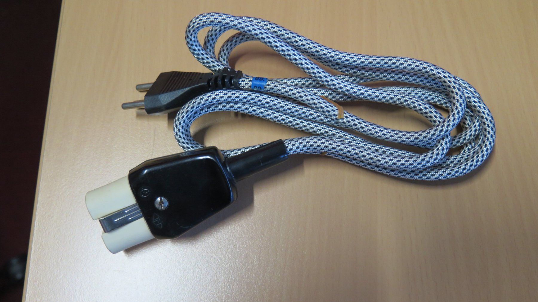 Cavi: Gerätekabel mit Stecker 3x 1mm2 Länge 2.00m – Nuovo e nell'imballaggio originale da Eiken venduto da HSE44 3