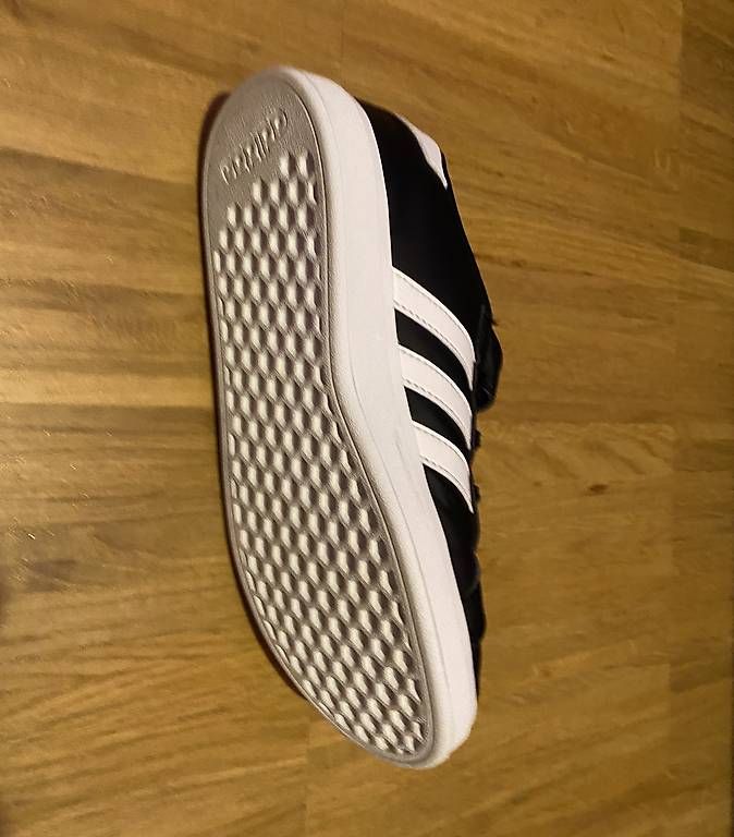 Herrenschuhe: Adidas black sneakers size 34 – Gebraucht aus Horgen von ett_t5rh 1