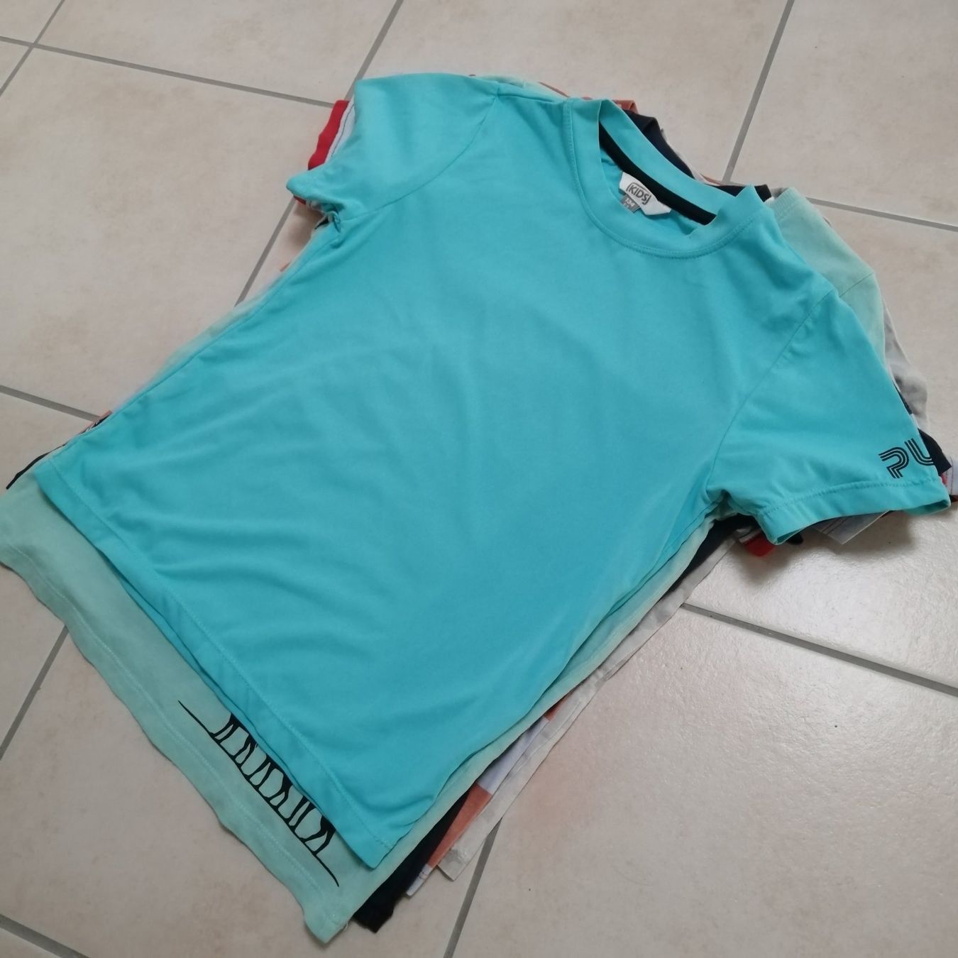 Lotti & Set di vestiti: Kinder Shirts Gr. 128/134 – Usato da Henau venduto da AXAA 4