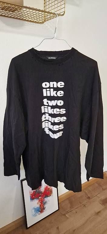 Balenciaga T-shirt: Balenciaga "One Like" Distressed Longsleeve – Usato da  venduto da