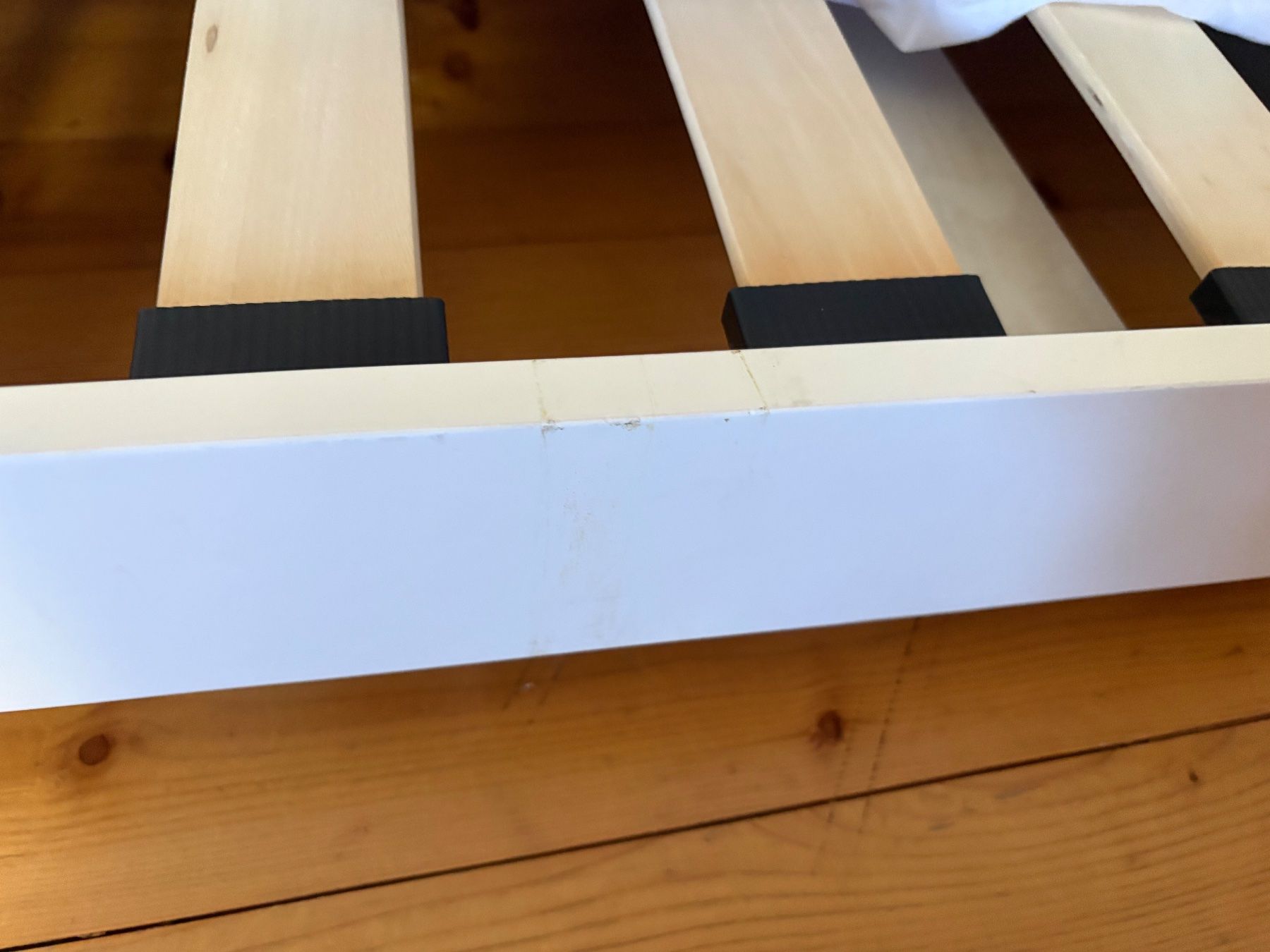 Letti: White Wooden Guest Bed with Pull-Out Frame, used – Usato da Basel venduto da sop_8my6 6