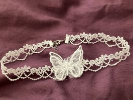Hübsche weisse Spitzenhalskette Choker mit Schmetterling,neu