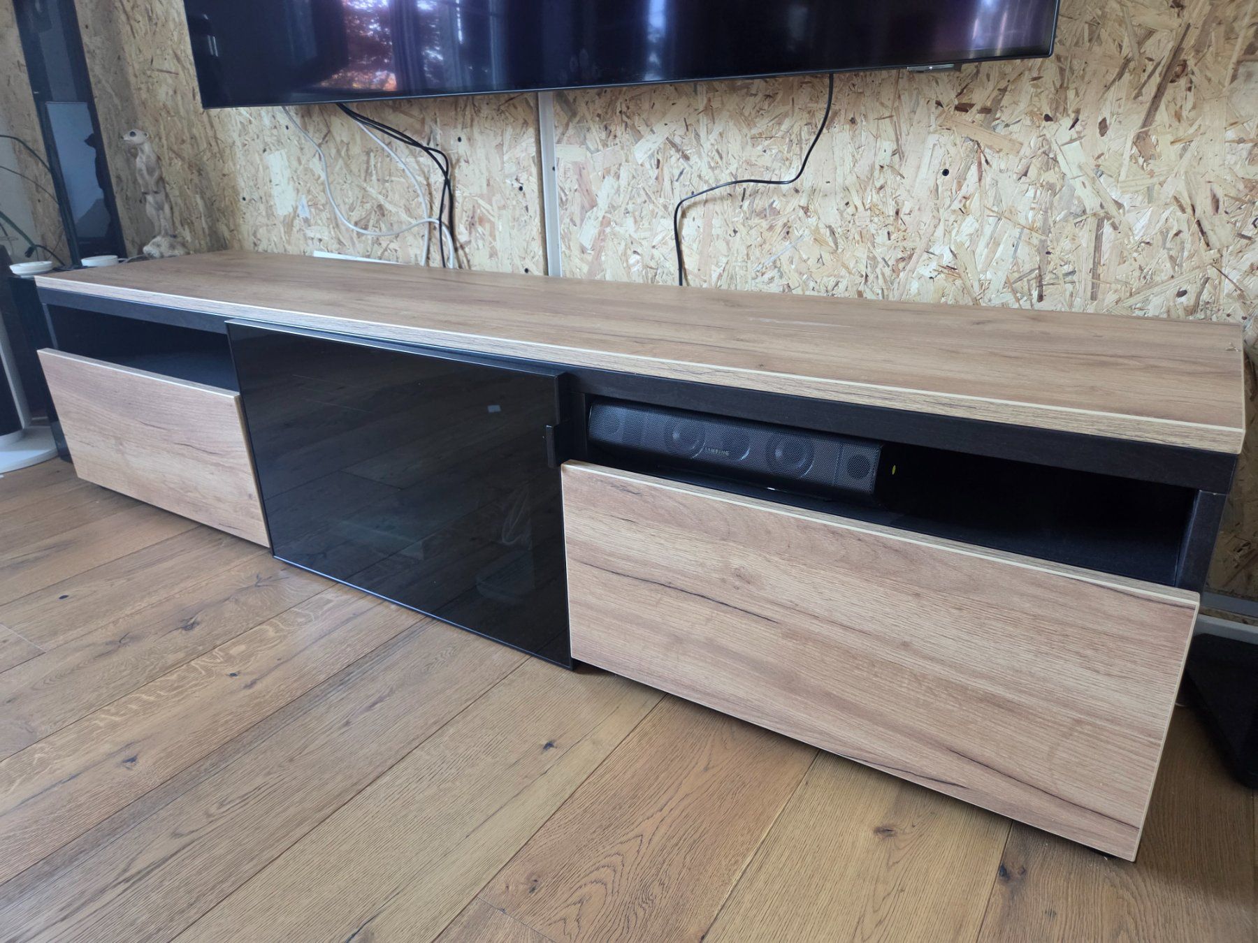 Ikea Mobili TV: Fernsehmöbel mit Eichendekor, zwei Schubladen und Mittelfach – Usato da Kaltbrunn venduto da Metheia 3