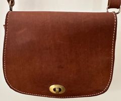 Sac à bandoulière en cuir véritable, parfait pour l'été!