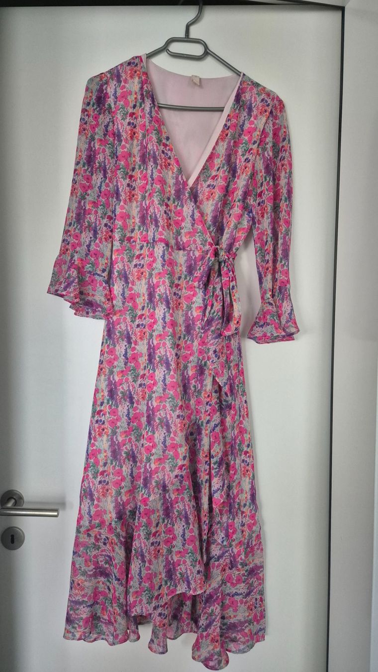 Kleider: Sommerliches Wickelkleid mit Blumenmuster, Grösse M – Gebraucht aus Emmen von CreativeGarcia