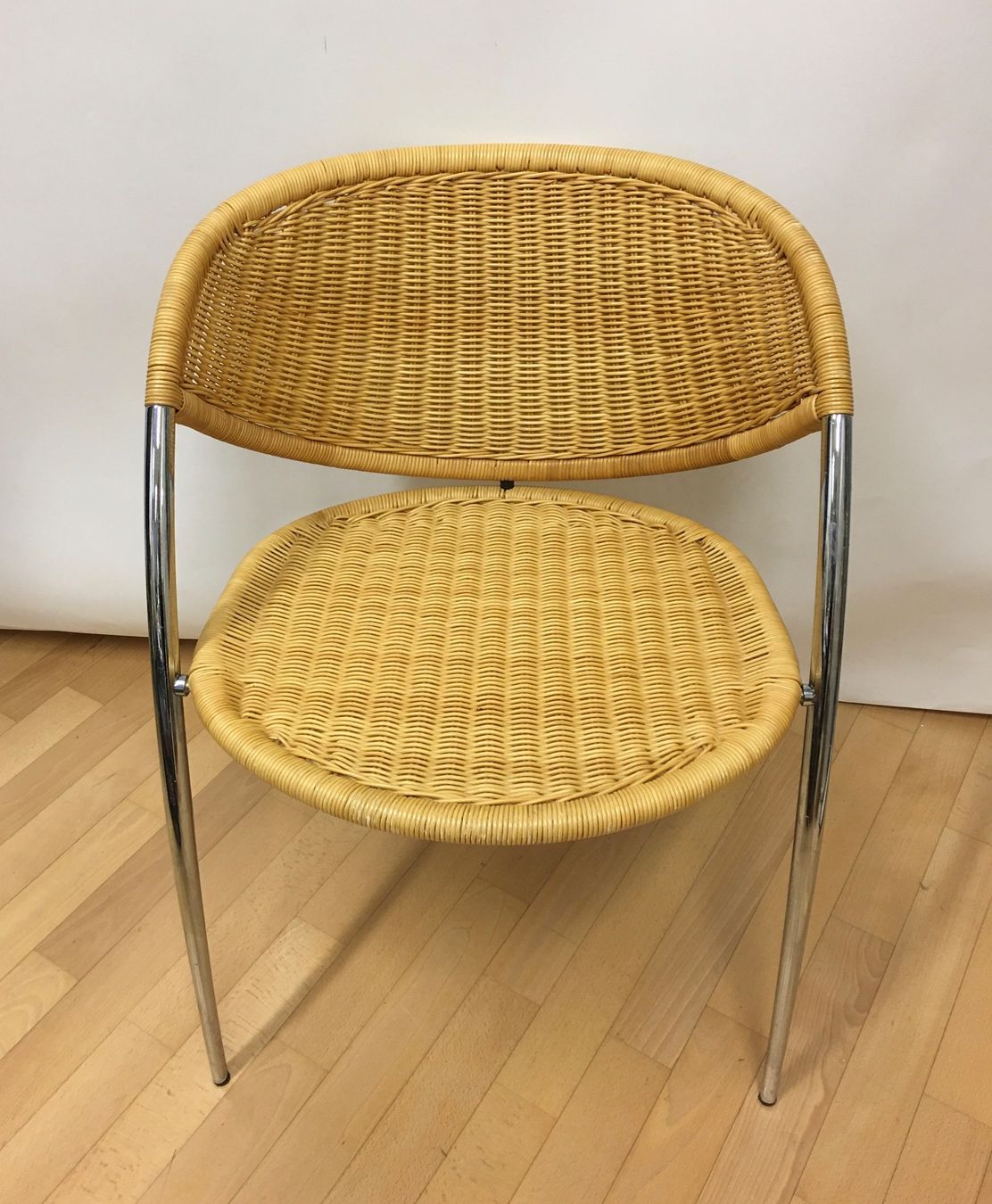 Sessel: Rattan Stuhl mit verchromtem Gestell – Gebraucht aus Olten von ELHANDEL 1
