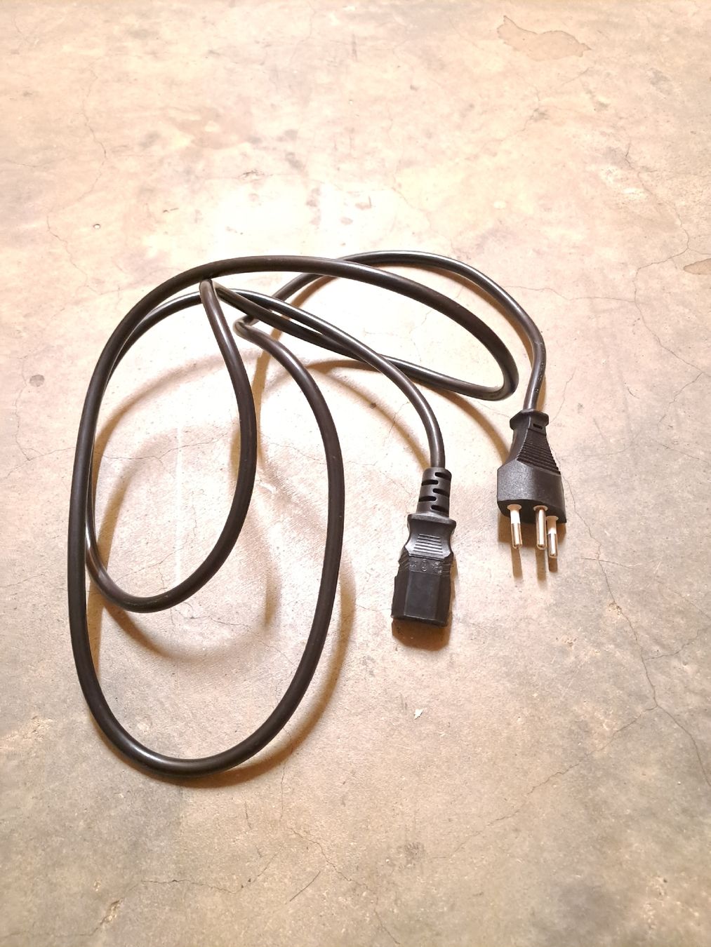Cavi: Kaltgerätekabel C13 Stecker Schwarz - 1.8m – Usato da Basel venduto da suberi_Sach 2