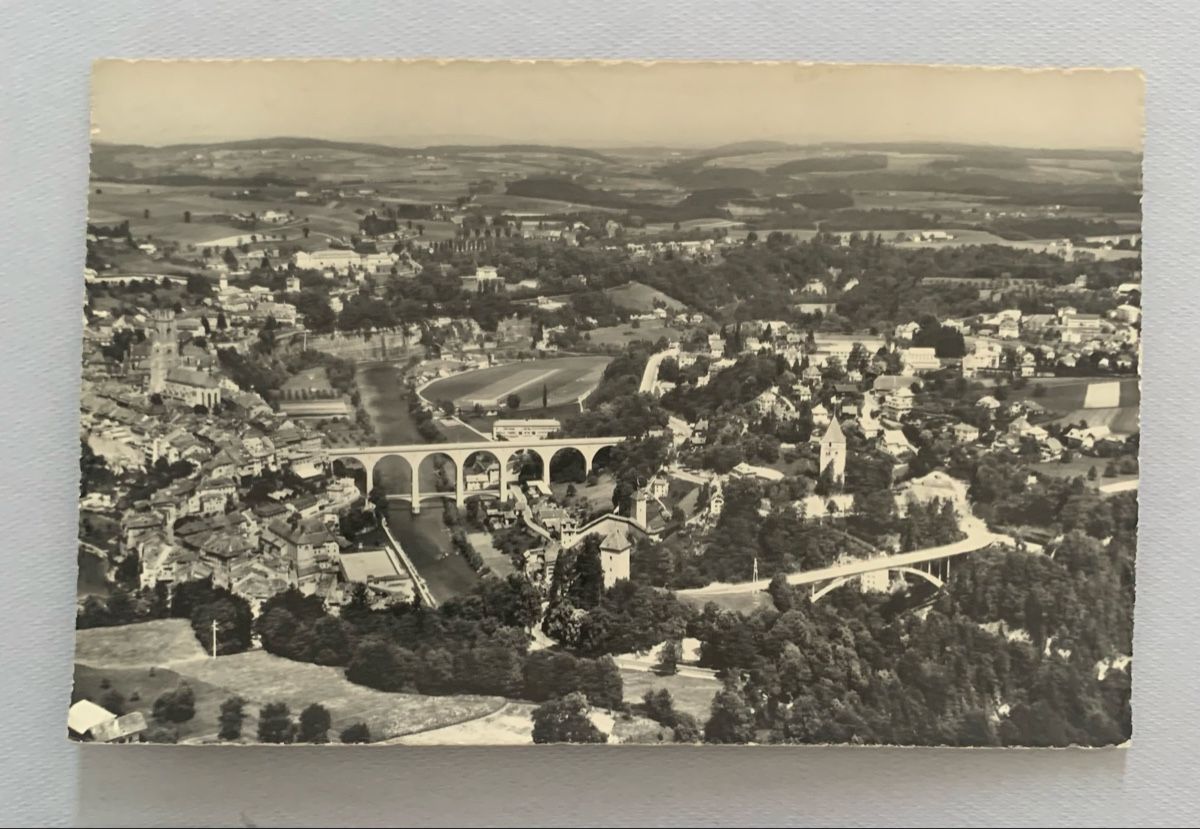 Cartoline postali: Ansichtskarten Schweiz - Fribourg - Flugaufnahmen – Usato da Düdingen venduto da polytropon_5 1