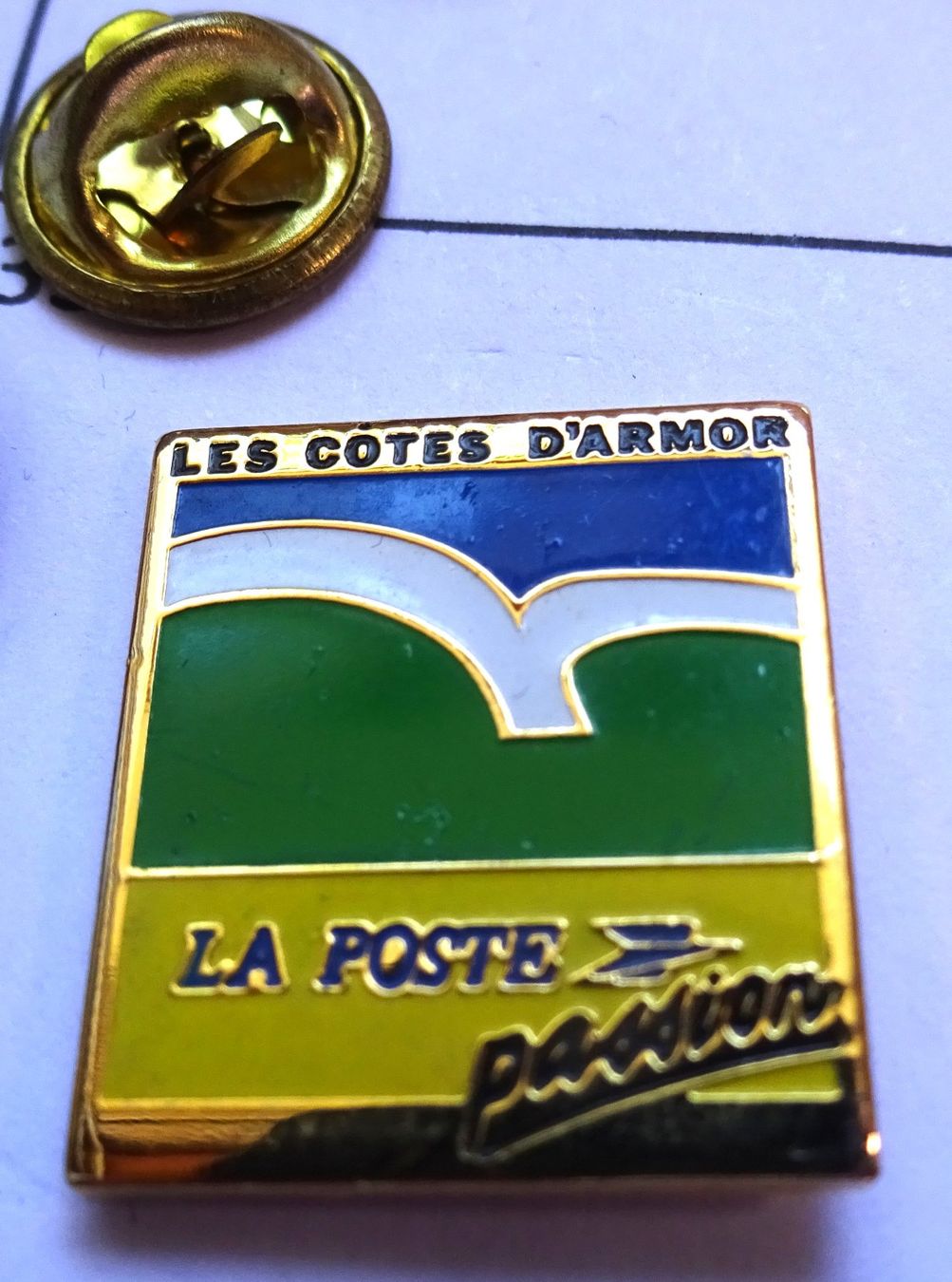 Placchette & Badge: Pin La POSTE  Passion Les Cotes  Darmor – Usato da Utzenstorf venduto da BUtter81
