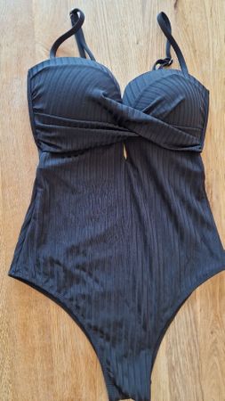 Schwarzer Badeanzug mit Rippenmuster, Grösse M - Top Zustand