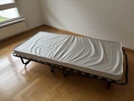 Klappbett mit Matratze, ideal für Gäste, gut erhalten