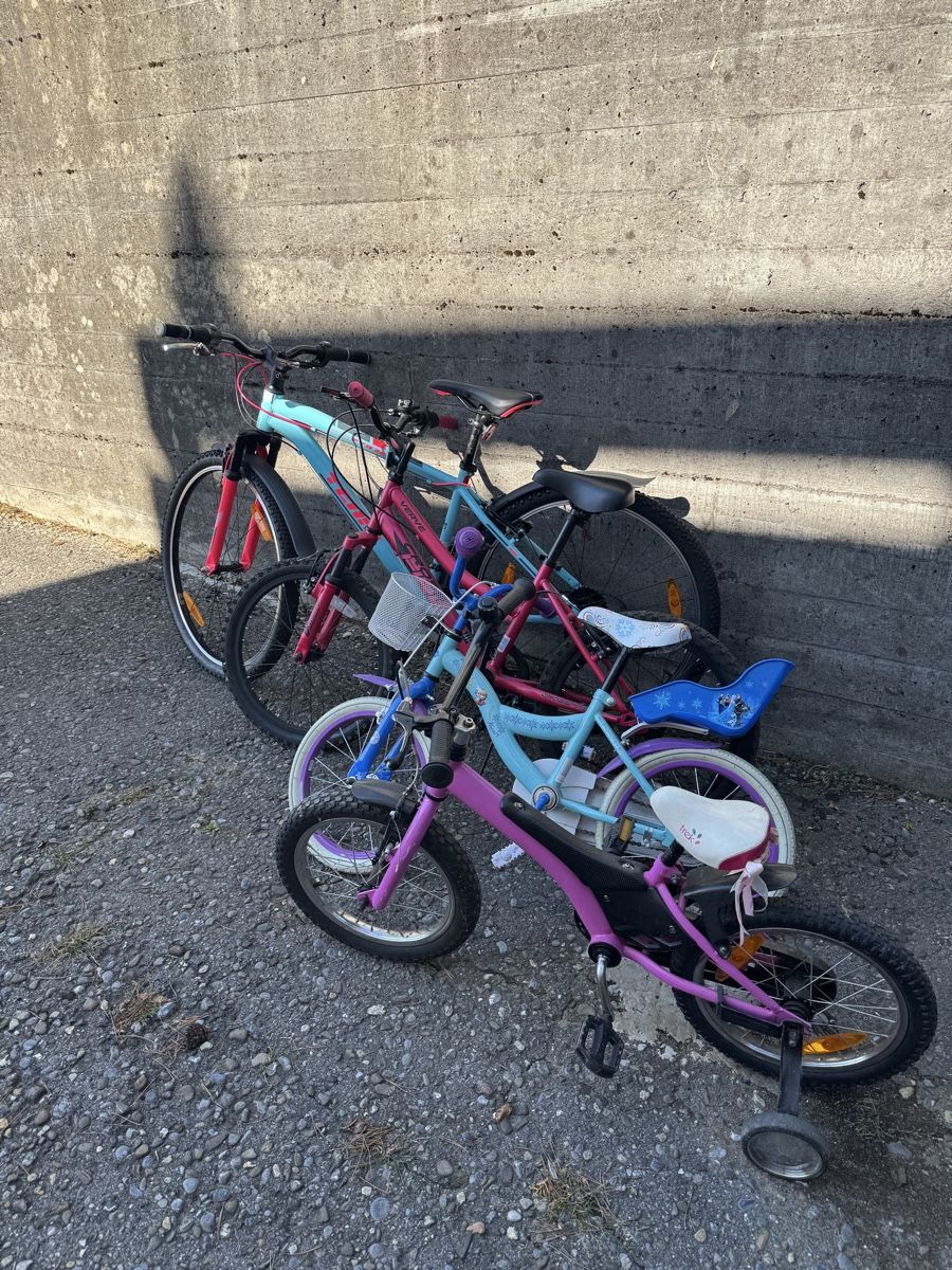 Velos: 4 x Kinderfahrräder  – Neu (gemäss Beschreibung) aus Oberägeri von MW.1986