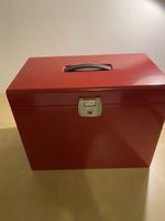 Boîte en métal rouge