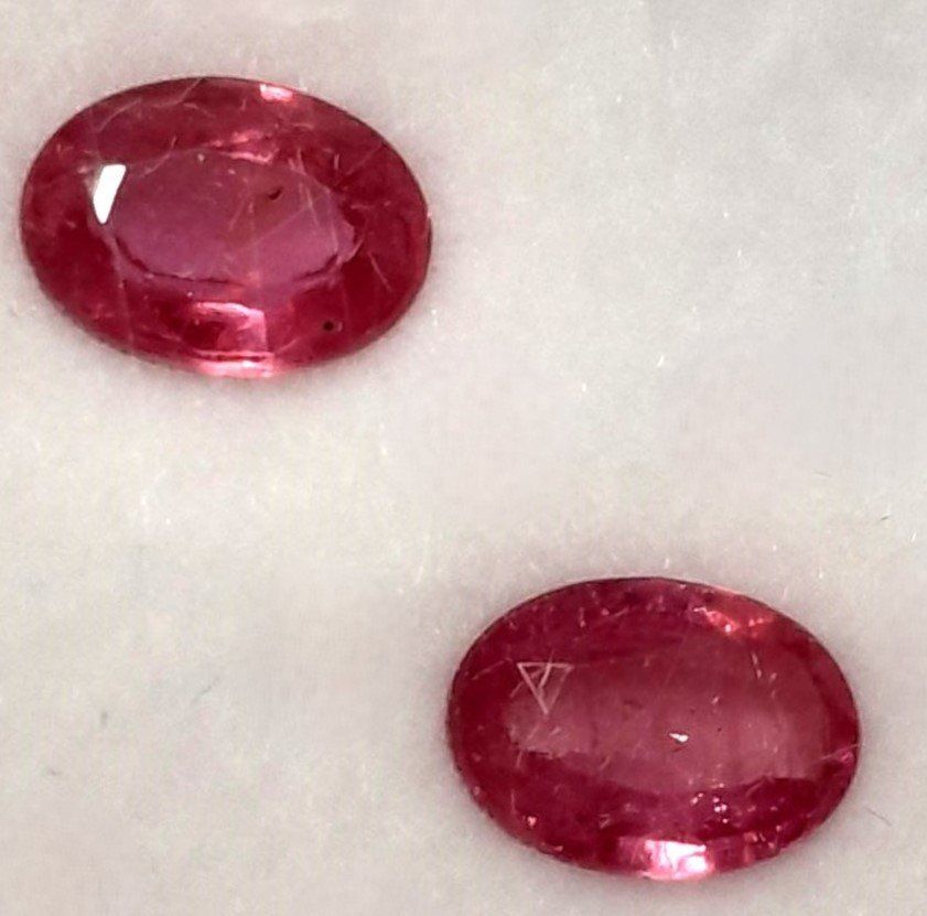Edelsteine: 2x Rubis ovales 7x5 mm - Valeur 80.- Fr – Neu (gemäss Beschreibung) aus Grimisuat von Valgem 2