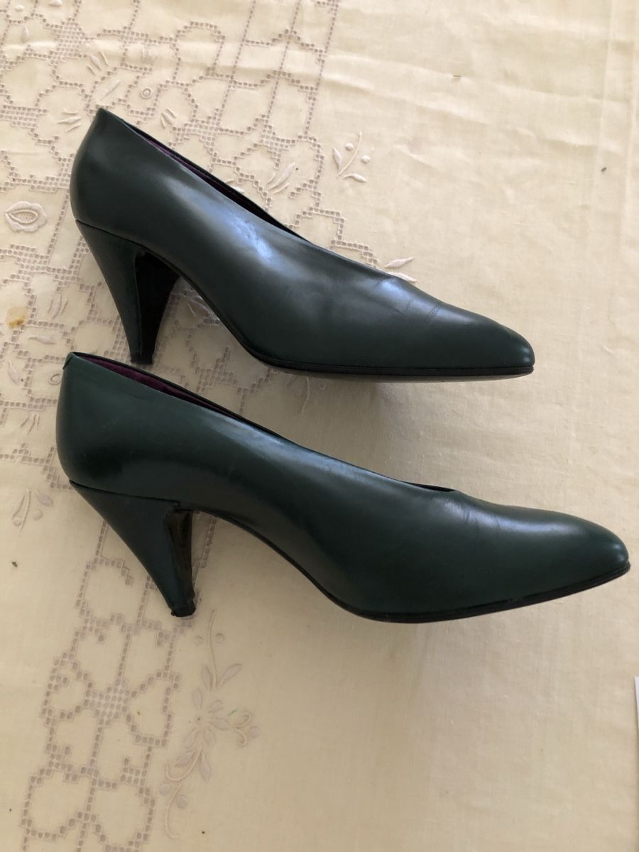 Scarpe da donna: Dunkelgrüne Lederpumps – Nuovo (secondo la descrizione) da Solothurn venduto da Congela 1