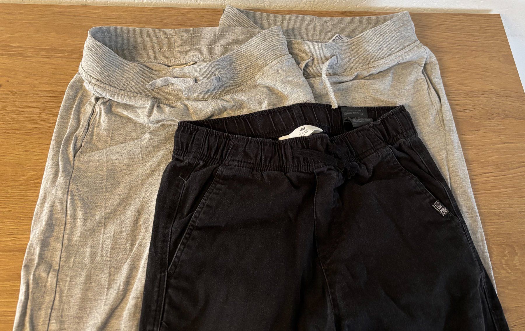 Hosen: 3 Hosen in Grösse 140 – Gebraucht aus Zürich von IlkaK 1
