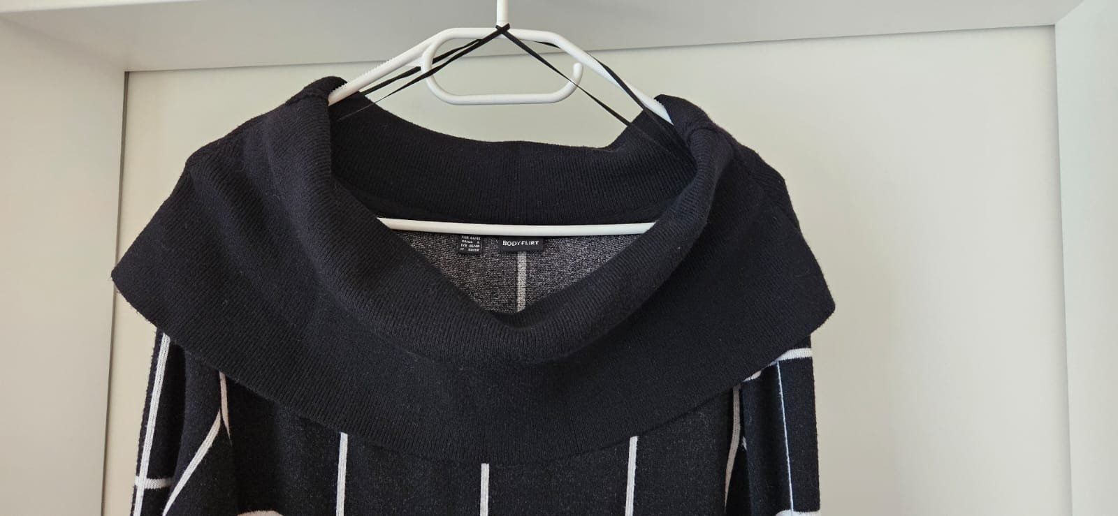 Maglioni & Felpe: Strick-Rollkragen-Pullover Schwarz/Weiss, Gr. 44/46 – Usato da Zweidlen venduto da Shubli 1