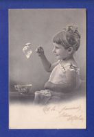 ENFANT - Jeune fille qui fait des bulles