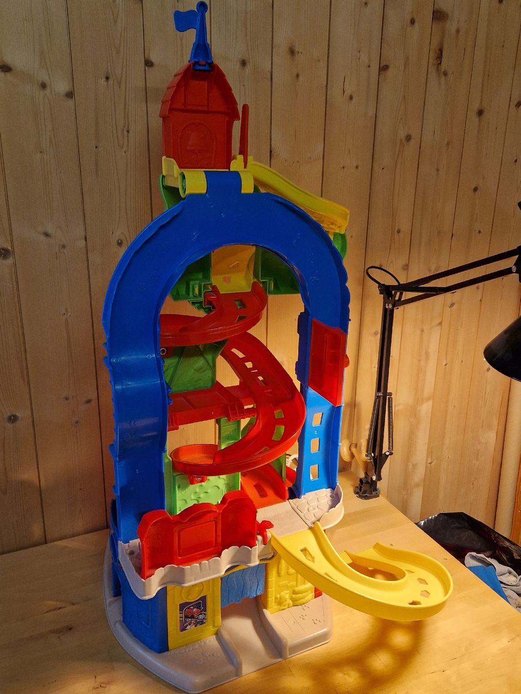 Fisher-Price Giocattoli: Steh- und Sitz-Hochhausbahn mit 2 Autos – Usato da Reigoldswil venduto da Marco_302 1