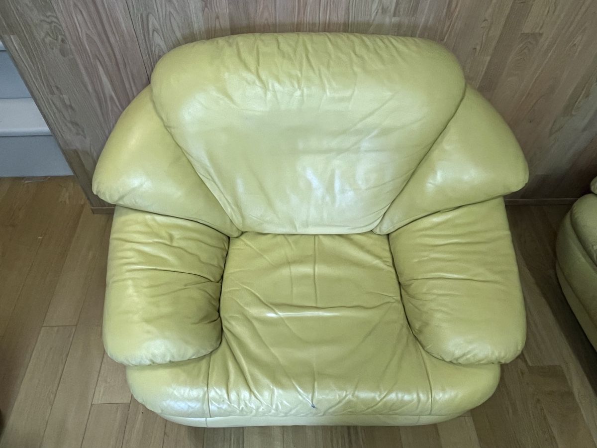 Sofas: Ledersofa 2-Sitzer und 1-Sitzer hellgelb – D'occasion à Wängi par Maggj 1