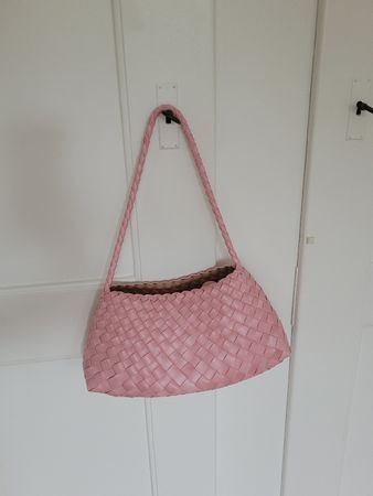 Schultertasche geflochten rosa