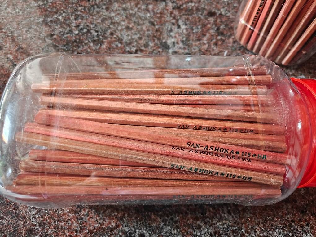 Matite, matite colorate & gessi: Ca. 380 Bleistifte neu – Nuovo e nell'imballaggio originale da Bätterkinden venduto da Elefantenzoo 1
