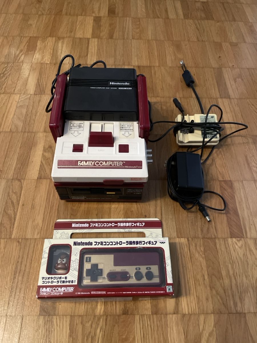 Nintendo Konsolen: Nintendo Famicom + Disc System + Spielzeug – Gebraucht aus Schindellegi von