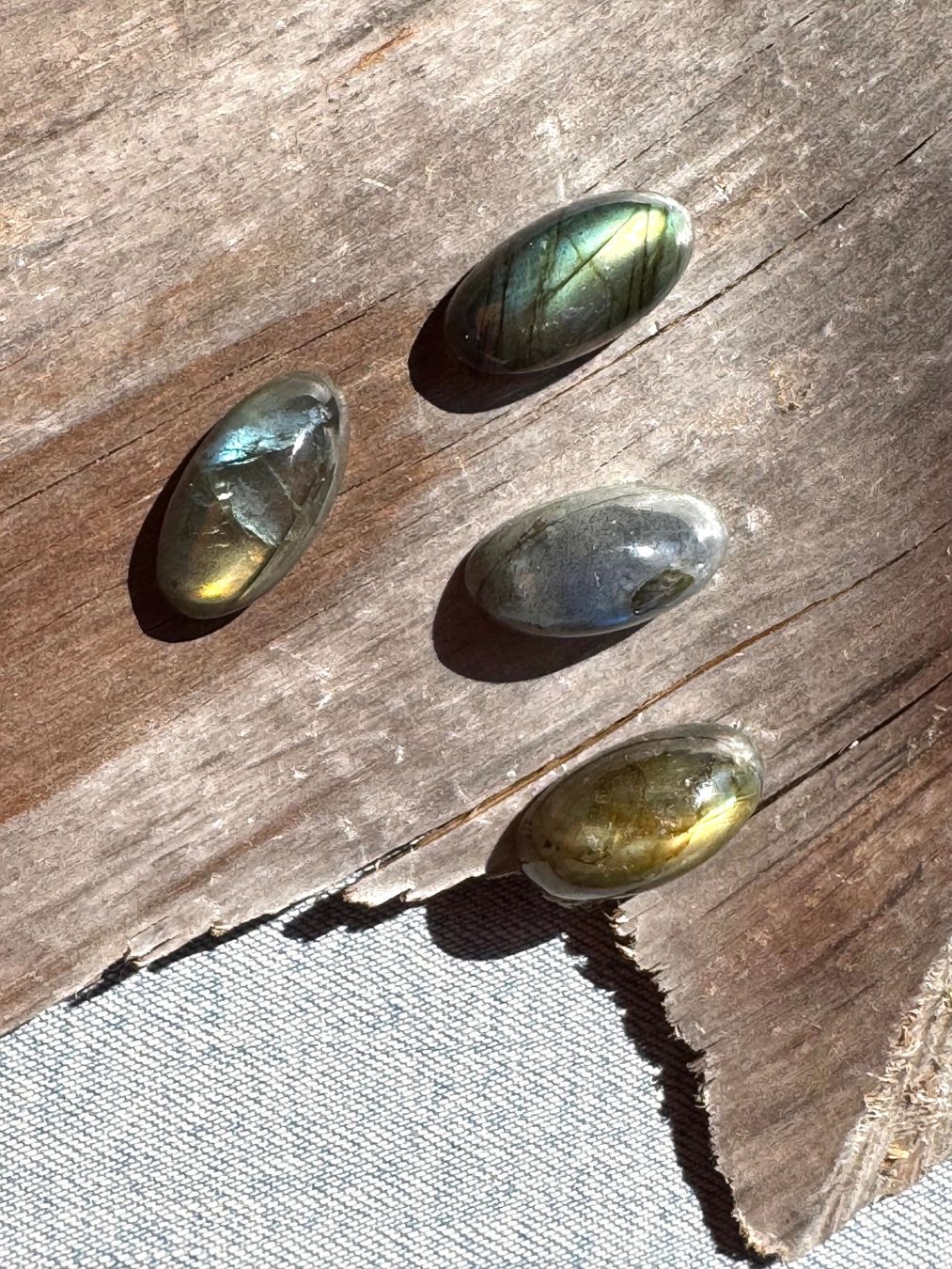 Mineralien & Heilsteine: 4 exclusive leuchtende grosse Labradorit Cabochons   oval – Neu und originalverpackt aus Leuggern von gemshow 2
