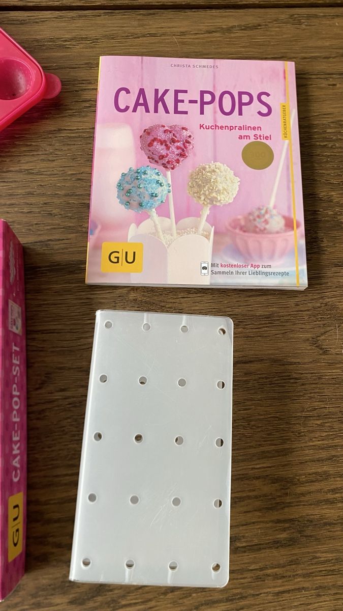 Teglie da forno: GU Cake Pop Set mit Backform Rezeptbuch Halterung Backen – Usato da Hochwald venduto da _biene_ 1