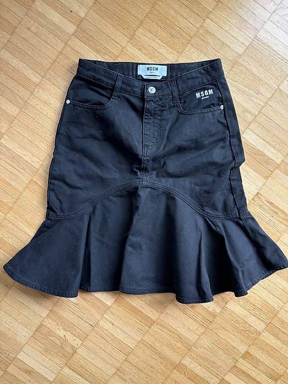 MSGM Gonne: NEU Schwarzer Jeansrock Gr. 36 MSGM NP399.- – Nuovo (secondo la descrizione) da Zürich venduto da enjoyxvintage 1