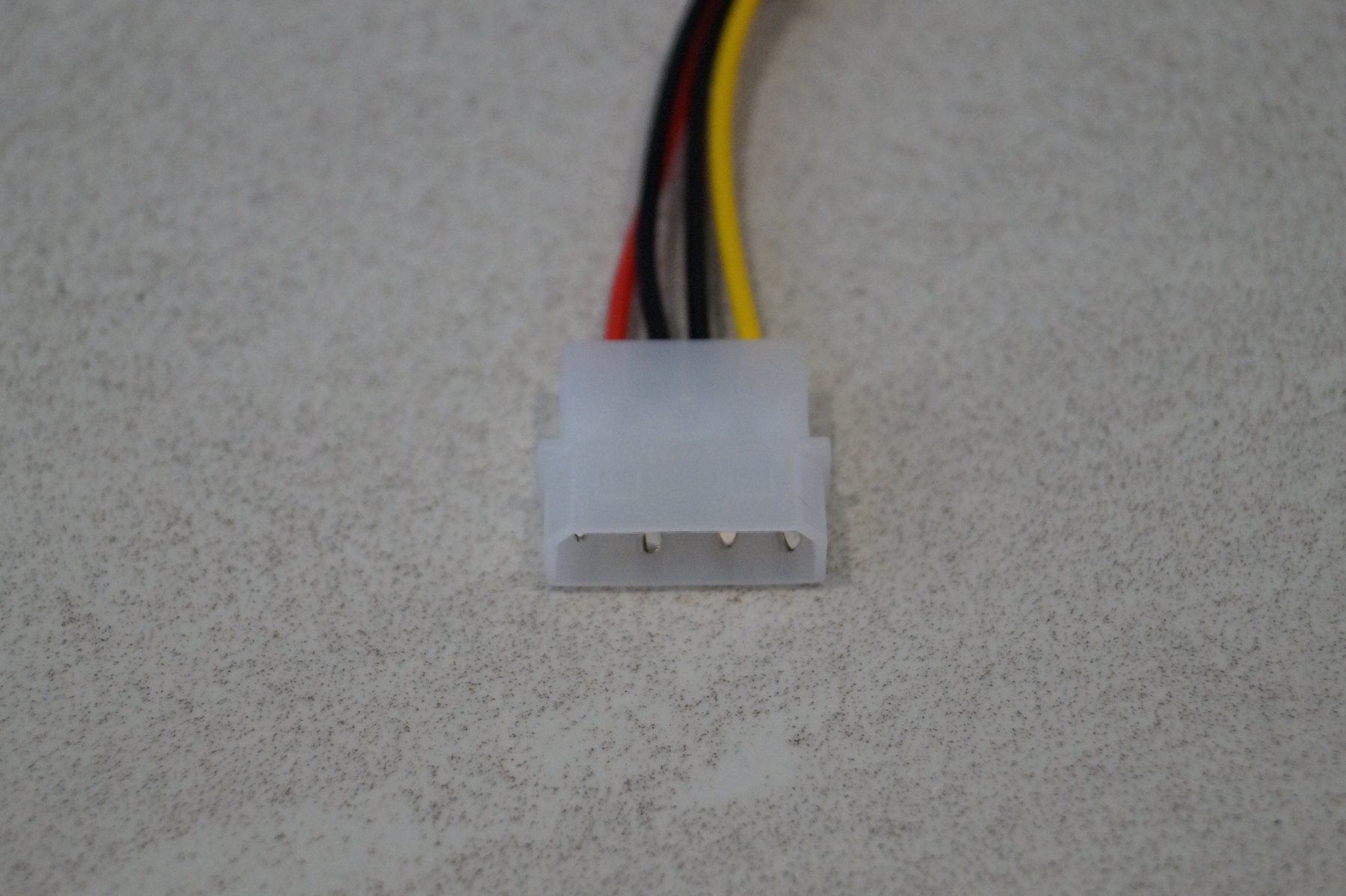 Laufwerke & Adapter: Molex IDE 4 pin zu 2 x SATA 2 Serial HDD Power Adapter – Neu und originalverpackt aus Aarburg von 2..0 4