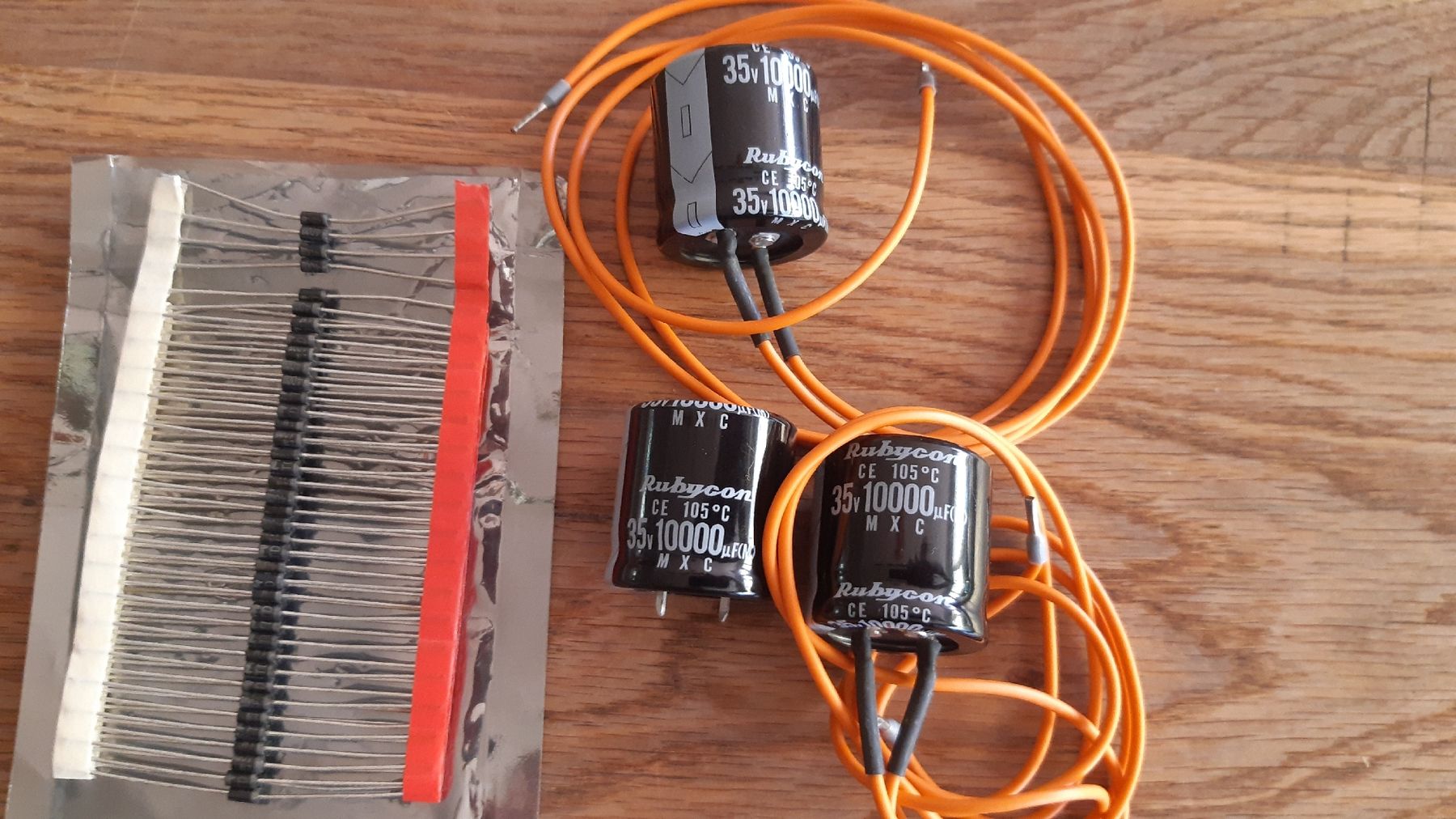 Componenti elettronici: Elektrolytkondensatoren Rubycon 35V 10000uF 3Stk. neu – Nuovo (secondo la descrizione) da Oey venduto da Parkplatzbrocki