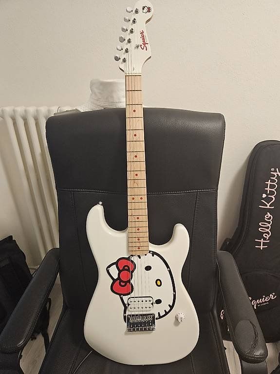 Squier Strumenti musicali: Hello Kitty x Squier Stratocaster (2025) – Usato da Massagno venduto da gav_75ff