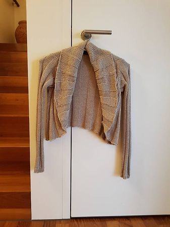 Neues, sehr schönes Strickjäckchen.