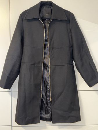 SCHWARZER MANTEL VON MANGO