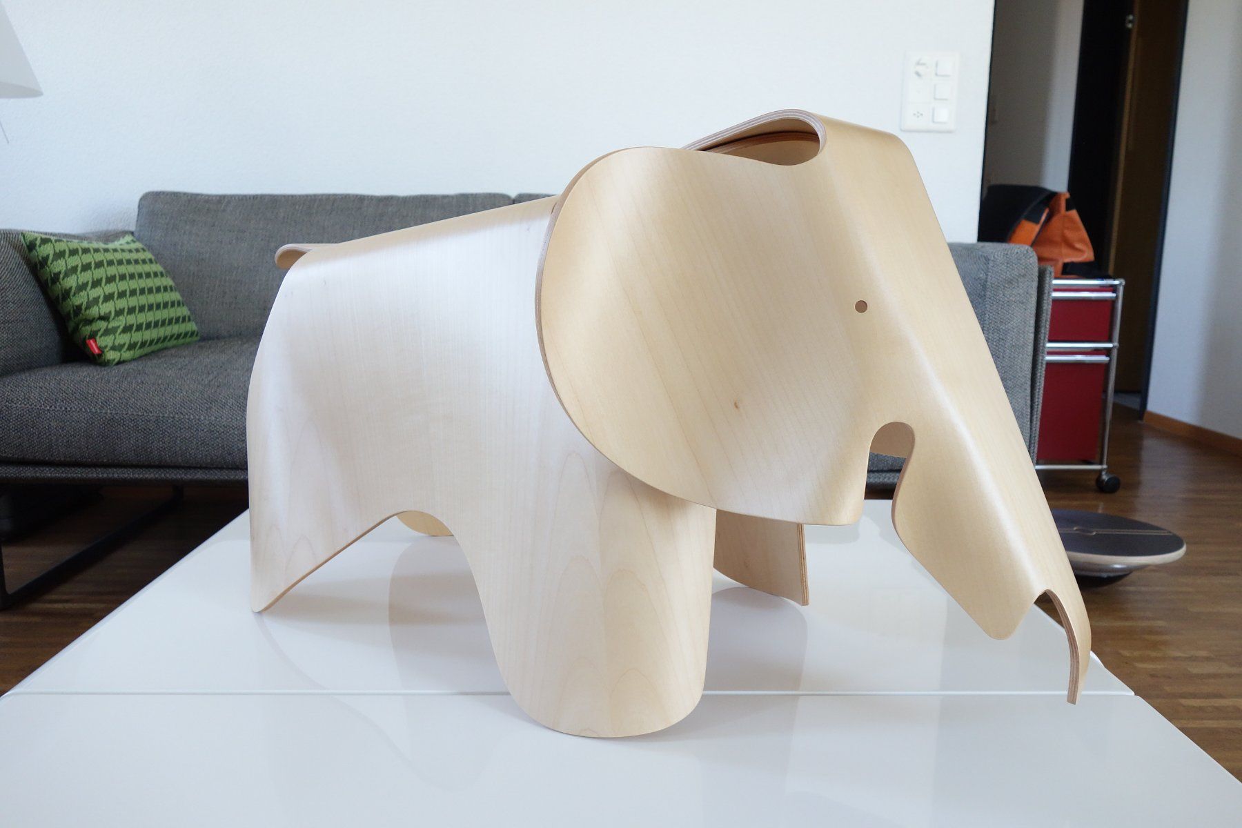Vitra Statuette: Vitra Eames Plywood Elephant Anniversary Edition 2007 – Usato da St. Gallen venduto da 8201