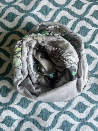 Leichter Sommer Schal mit Blumenmuster