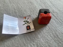 Blumenstein rot-schwarz Keramik Einzelstück neu