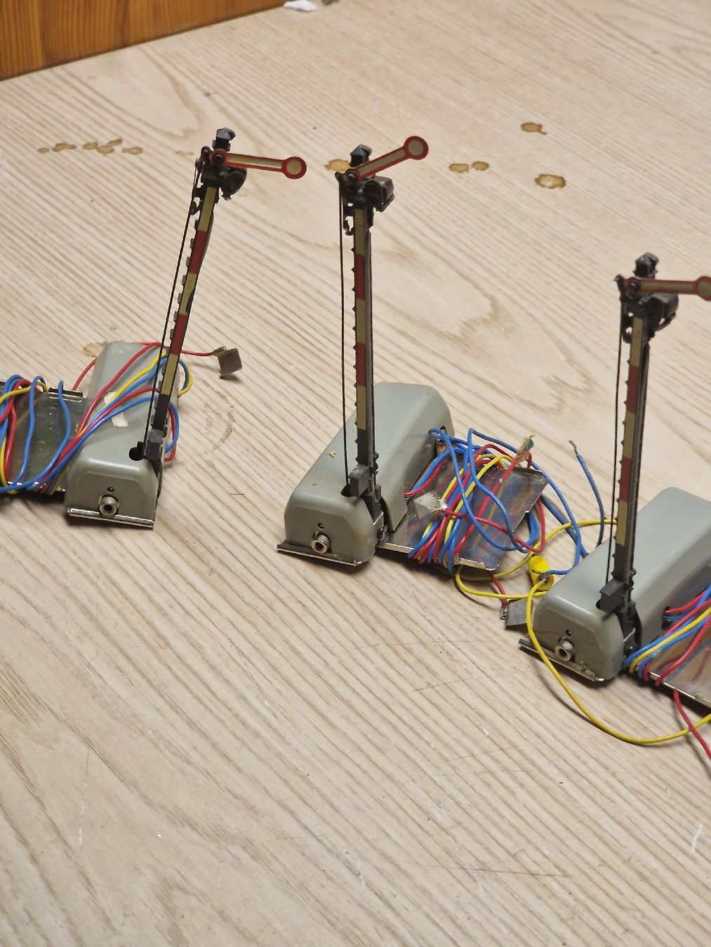 Märklin Modellini di ferrovie: 3x Modell Bahnsignale HO Märklin, gebraucht, – Usato da Herzogenbuchsee venduto da ioa_zcm6 3