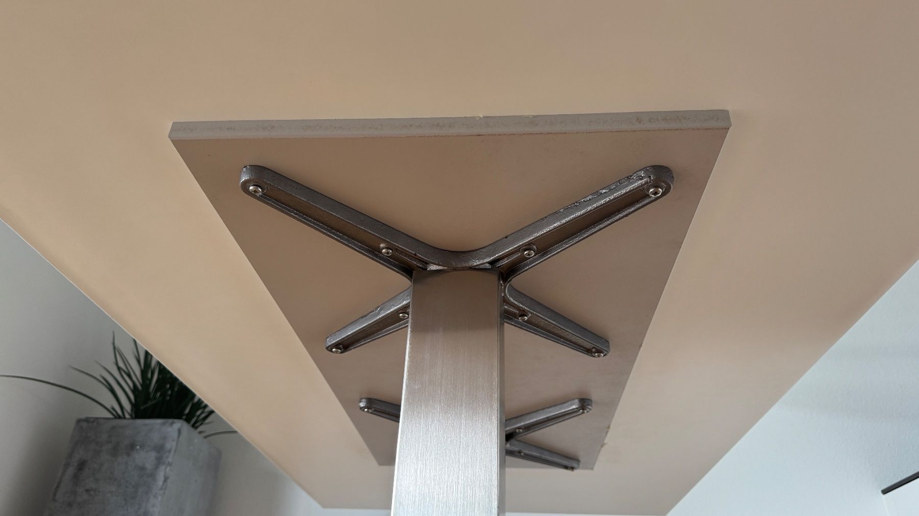 Tische: Moderner matter Glastisch mit edlem Metallfuss – Gebraucht aus St. Erhard von secc 5