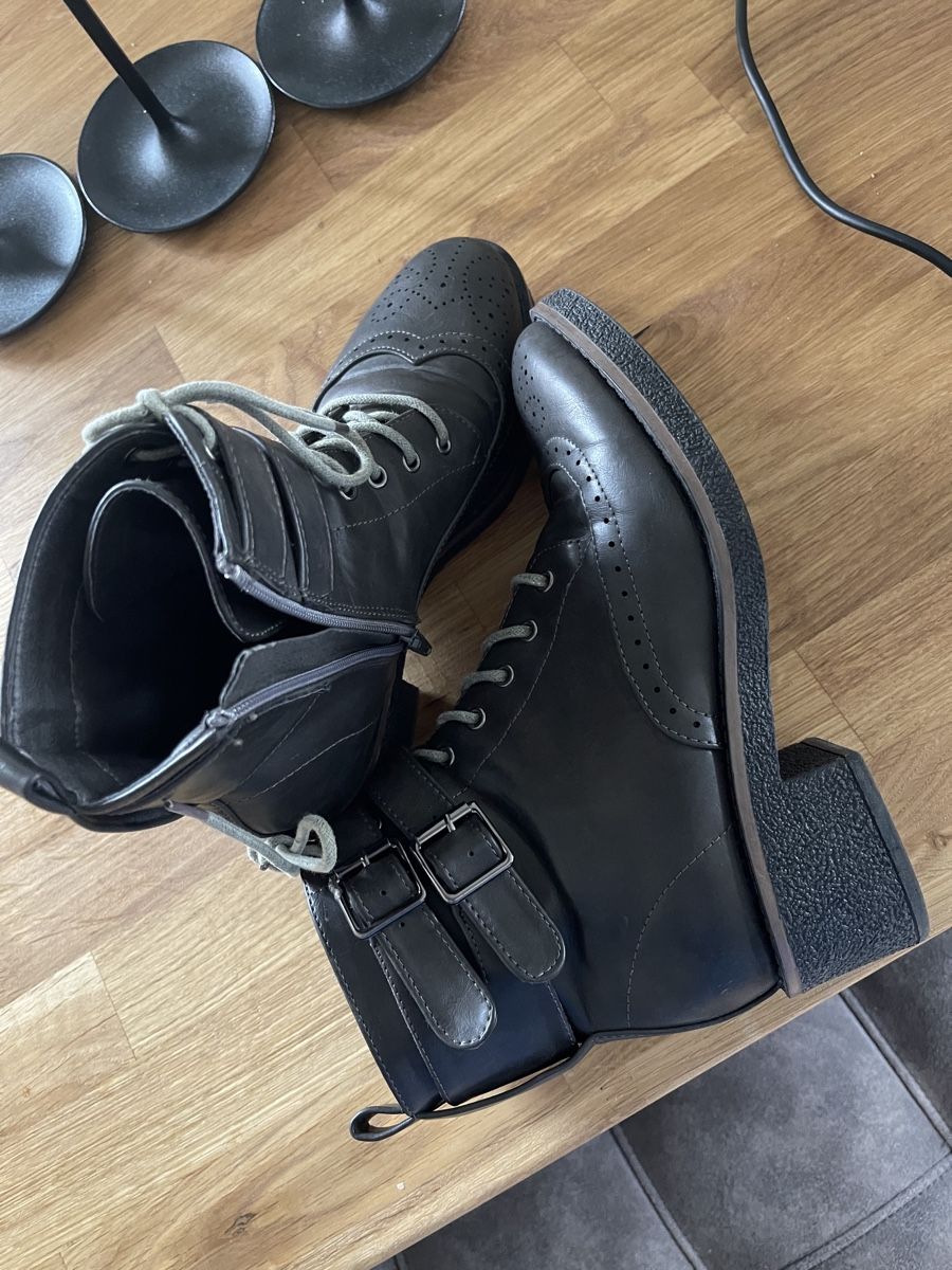 Scarpe da donna: Bottines grise élégantes à lacets et boucles, taille 39 – Usato da La Chaux-de-Fonds venduto da Sabinchenn