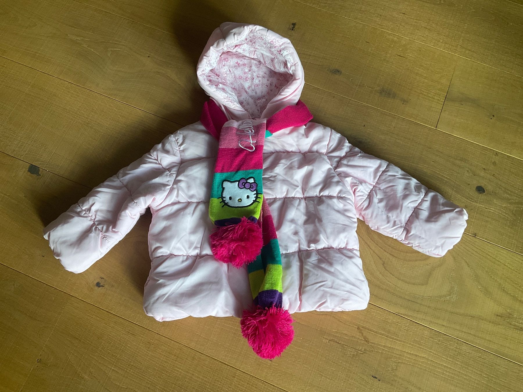 Lotti & Set di vestiti: Winterjacke Gr. 86 mit Hello Kitty Schal – Usato da Winterthur venduto da aionila