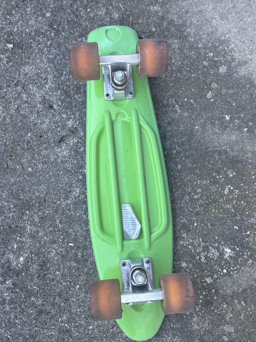 Skateboards: Pennyboard grün mit leuchtenden Rollen  – Usato da Horgen venduto da Palazzolo_Acreide 2