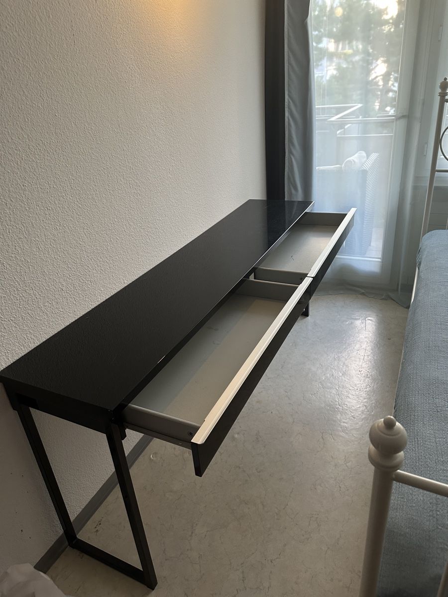 Cassettiere: Schwarzer Konsolentisch mit Metallbeinen, lang – Usato da Horgen venduto da Buesra.k 1