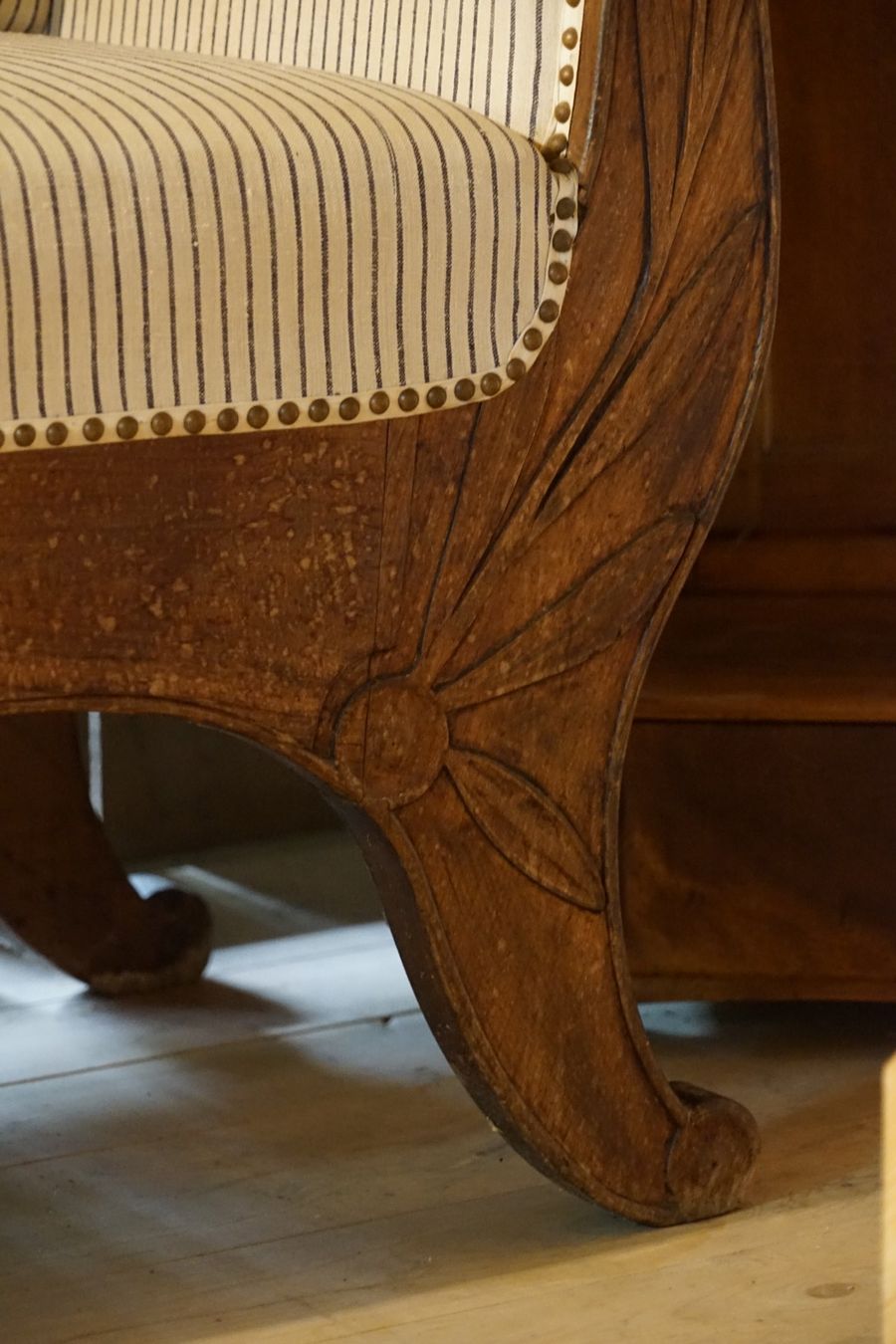 Divani: Sofa Biedermeier auf Nussbaum – Usato da Hinwil venduto da Antikfischer 3