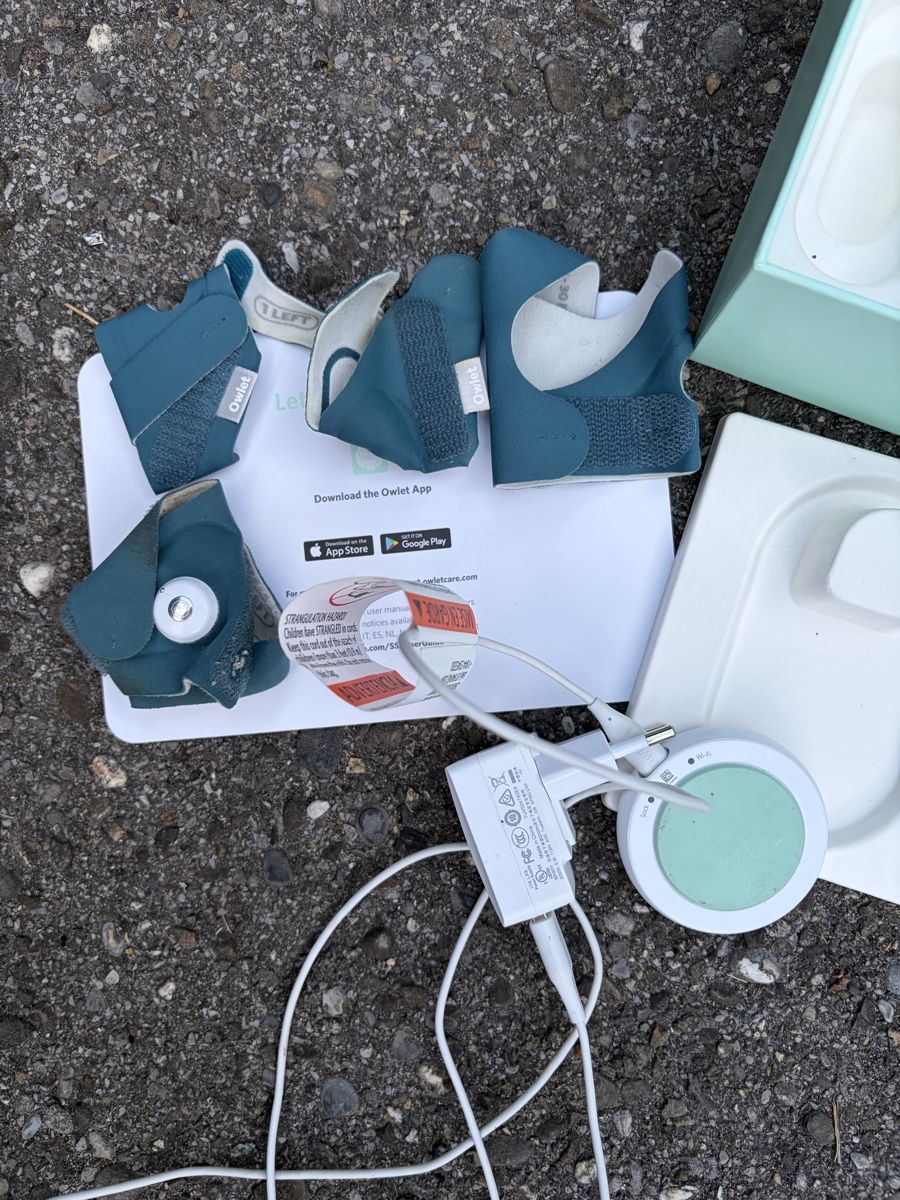 Babyphones: Owlet Smart Sock 3. Generation mit Basisstation, komplett – D'occasion à Müntschemier par R.e.b.e.c.c.a 1