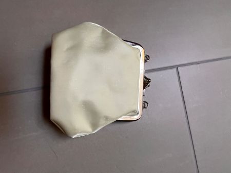 Portamonete raso beige con chiusura a scatto nuovo