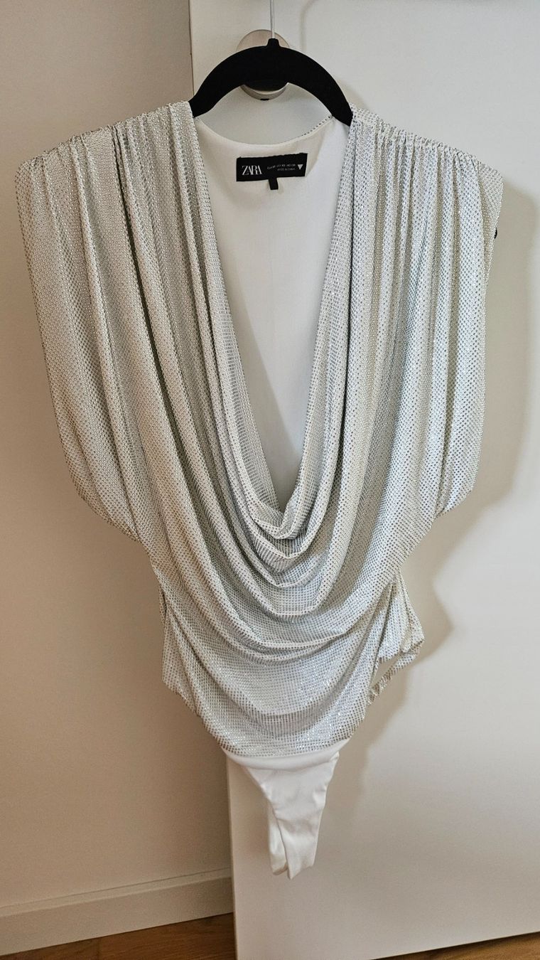 Zara Camicette: Silberner Zara Body mit Strass & Wasserfall-Ausschnitt – Usato da Binningen venduto da lar_9qmr