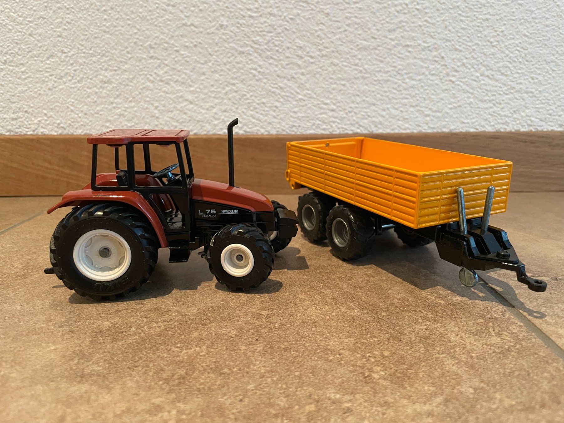 New Holland Traktoren: SIKU New Holland L75 mit Kipper – Neu und originalverpackt aus Kreuzlingen von Stefan1150 2